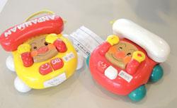 黄色とオレンジのキャラクターのおもちゃの電話の写真