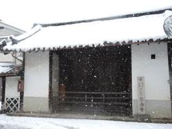 正門に雪が積もっている写真