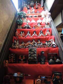 階段に飾られたひな人形の写真