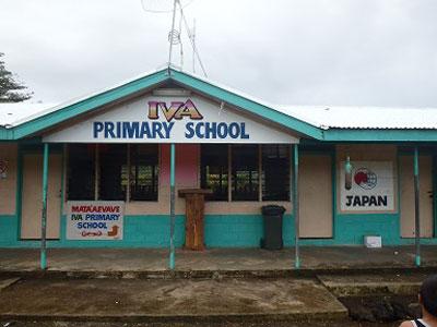 建物に「JAPAN」と文字がある小学校の写真