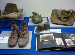 展示された軍服・靴・ゲートルの写真