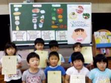 教室で保育園児たちが賞状を持って並んでポーズをとっている写真