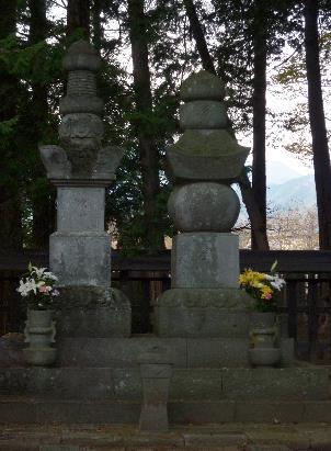 大きな石が積み上げられた武田信玄公墓所の写真