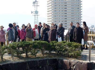 人々が集まっている甲府城の天守台の写真