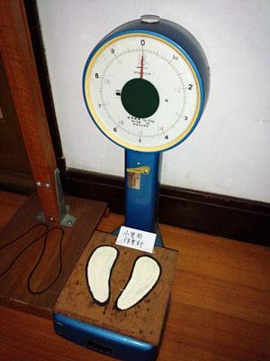 昔ながらの青い体重計の写真