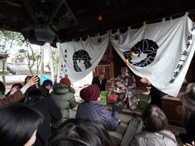 神社に集まる人々の写真