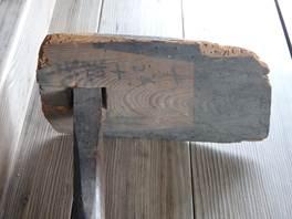 木製の古い鍬の写真