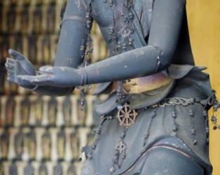 手のひらを上に向けた阿弥陀三尊像の手元のアップの写真