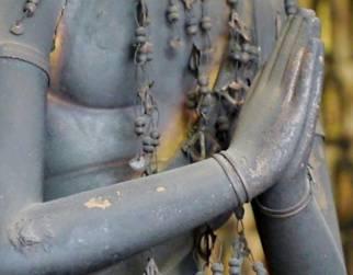 手を合わせた阿弥陀三尊像の手元のアップの写真