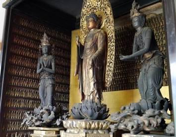 並べられた3体の仏像の写真