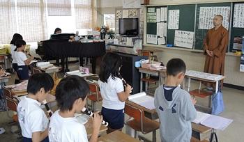 教室でリコーダーを演奏する子供たちの写真