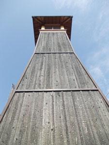 木造の屋根が付いた塔を下から見上げた写真