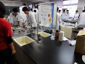 物質科学工学科で白衣を着た学生が実験している様子の写真