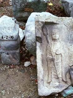 仏像が彫られた岩の写真