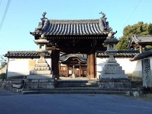 立派な昔ながらの門の小泉庚申堂の外観の写真