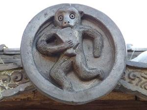 軒丸瓦の猿の模様の アップ写真