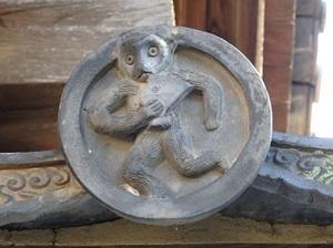 軒丸瓦の猿の模様の アップ写真