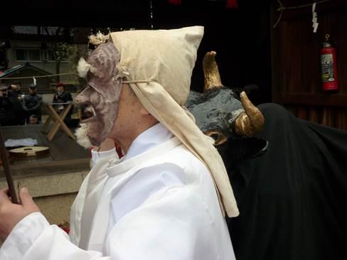 翁のお面をかぶった神職の男性の横顔の写真