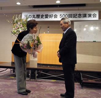 会員メンバーから花束を贈呈される講師の写真