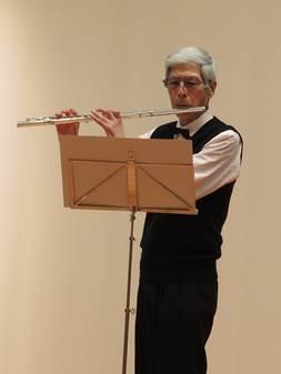 フルートを演奏する男性の写真
