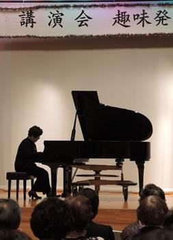 ピアノを演奏する人の写真