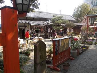 石碑や柵のある神社敷地内の写真