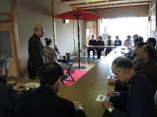 教えられた作法にのっとって、和菓子を食べる参加者たちの写真