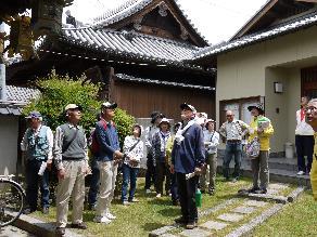 薬園八幡神社本殿側にて、宮司の説明を聞く参加者たちの写真