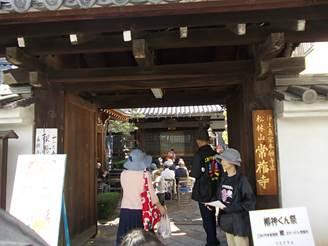 柳神くん祭と書かれた立て看板が置かれた常福寺の山門の写真
