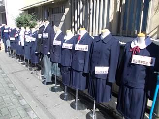 学校の制服がずらりと並んで展示されている様子の写真