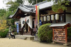 小泉神社の拝殿を斜め横から撮った写真