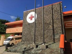 煉瓦の壁に赤十字の看板が張られている建物の写真