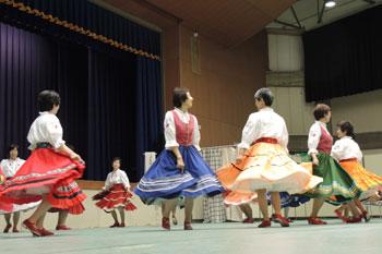 ひらひらしたスカートを履いている女性たちの踊りの写真