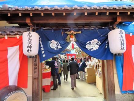 神社の門をくぐる人々の写真