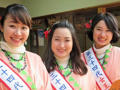 ピンクの服を着た3人の女性の写真