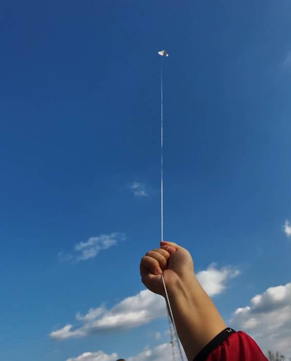 空高く上がる凧の写真