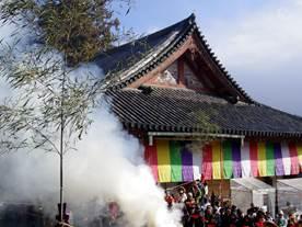 煙に包まれる寺の写真