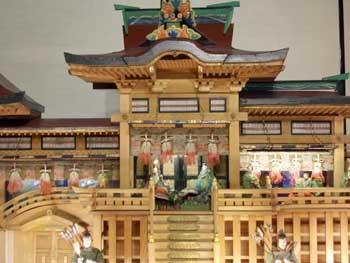 神殿の中にお雛様とお内裏様たちが飾られた珍しい形の雛飾りの写真