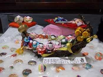 沢山の玉雛が米俵や打ち出の小槌と一緒に船に乗っている七福神の様な雛人形の写真