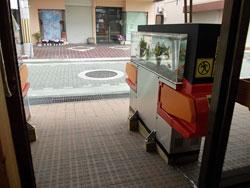 改札扉が開いている自動改札機型の金魚水槽をお店の中側からみた写真