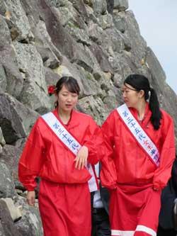 赤い上下の服を着た女性二人の写真