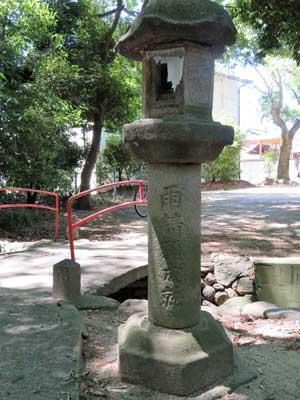 柱に雨請願成就と文字が彫られている石灯篭の写真