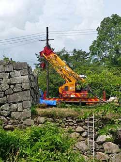郡山城跡の石垣と工事車両の写真