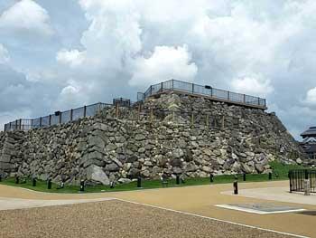 郡山城跡の小高い石垣の写真