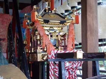 神社に安置され出番を待つ、大きな神輿の写真
