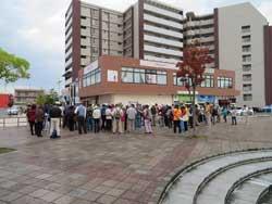 JR大和小泉駅の駅前広場に集まるウォーキング参加者たちの写真