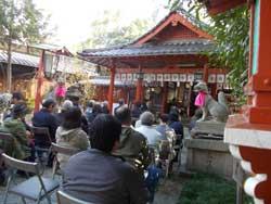 源九郎稲荷神社に集まる人々の写真