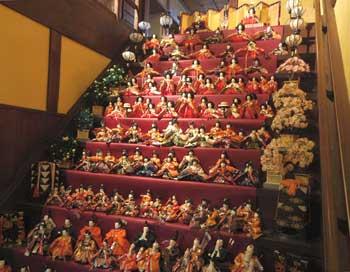 町家物語館の大階段に飾られた豪華な雛飾りの写真