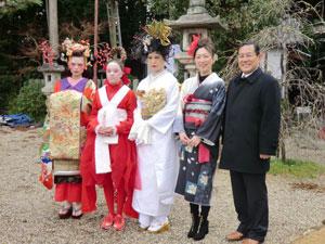 和モダン風の色とりどりの装束を纏った4人の女性モデルさんと横一列に並んで左端に立つスーツにコート姿の笑っている男性の写真