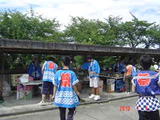 矢田祭で活躍する奈良高専の高専生たちの写真